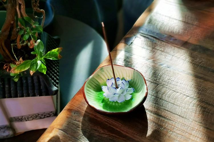 Đĩa đốt trầm đắp sen nổi DDT37 xanh lá